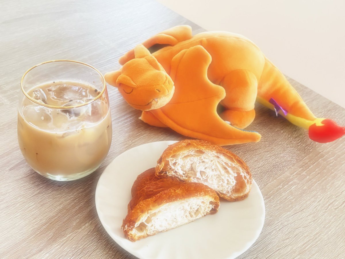 yukihami0803's tweet photo. リザードンとやすらぎタイム🥐
カフェオレクリームがたっぷり入ったクロワッサン✨

#ポケぬいパン部 https://t.co/O5ewuXMoaV