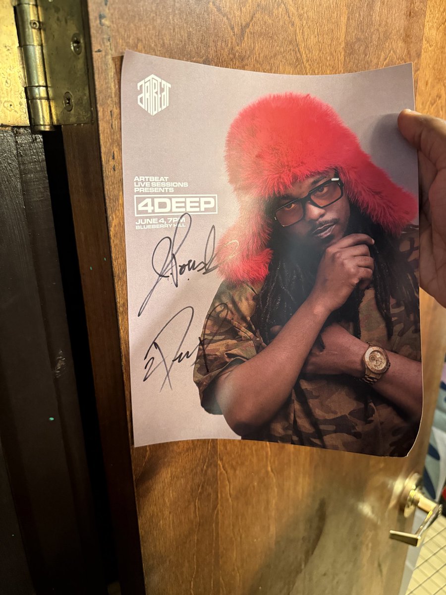 _jp4d's tweet photo. First autographs signed tonight #onabitch https://t.co/VJ6PyFEj30