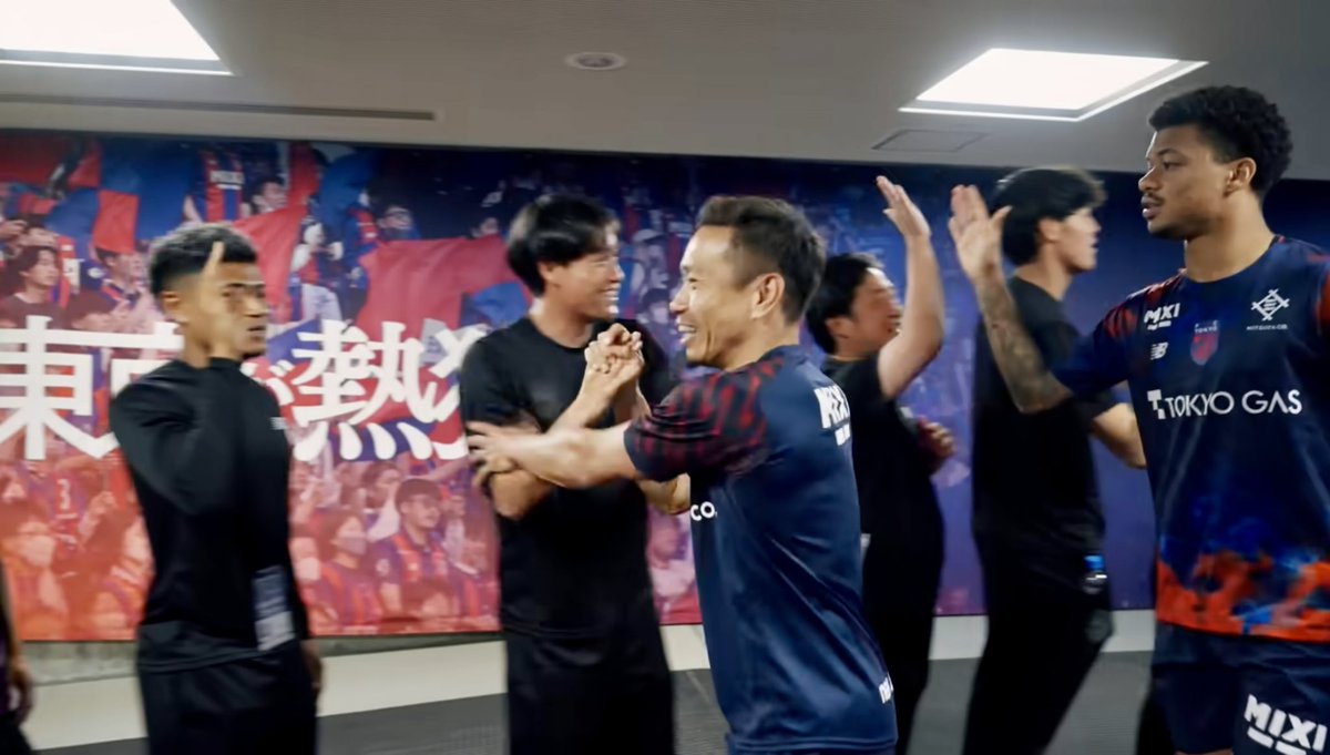 TOKYO12Machine's tweet photo. ヴェルディ戦のマッチデイカメラ。
試合後の選手を向かい入れる東、メンバー外で悔しいはずなんだけど、めっちゃ嬉しそうなんだよね。
こういう選手って素晴らしいと思う。
背番号10は伊達じゃないんだ。

https://t.co/0uBQJ1gCHE https://t.co/RUKeFZyeu6