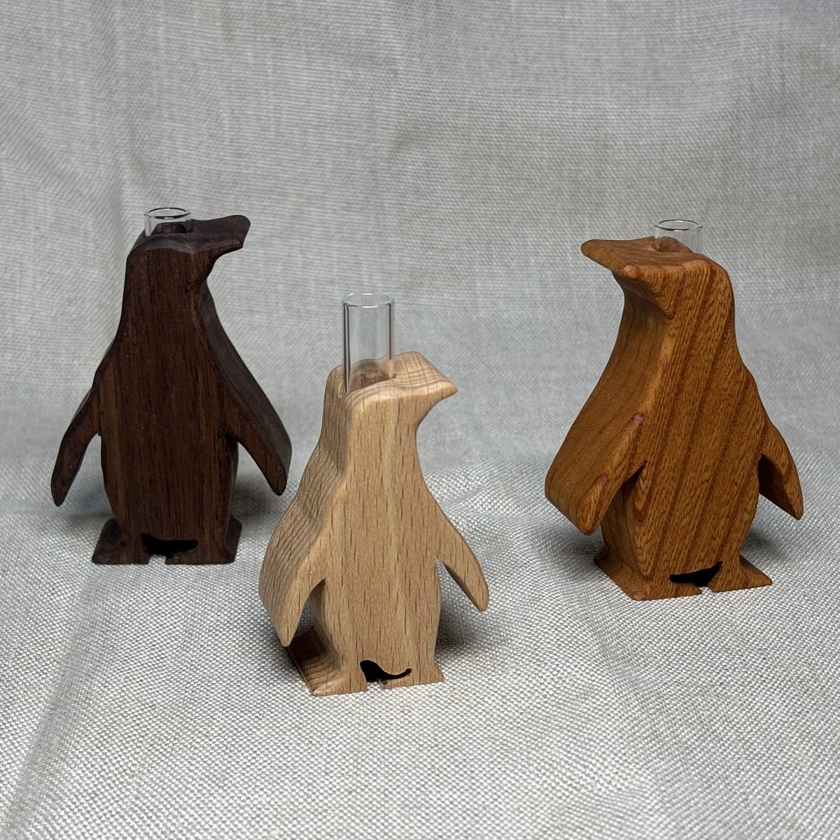 moonchild_arai's tweet photo. 明日からのマゼフェスに向けて、マゼランペンギンさんやクジラ他の一輪挿し、たくさん作りました❣️

写真は無いですが、鍋敷きや黒板もあります❣️

明日明後日（6/6・7）の2日間、上越市海浜公園で出展します♫
（135番ブース）

#moonchild 
#マゼランペンギンクラフトフェスタ上越 
#マゼフェス https://t.co/W1m73X9PYg