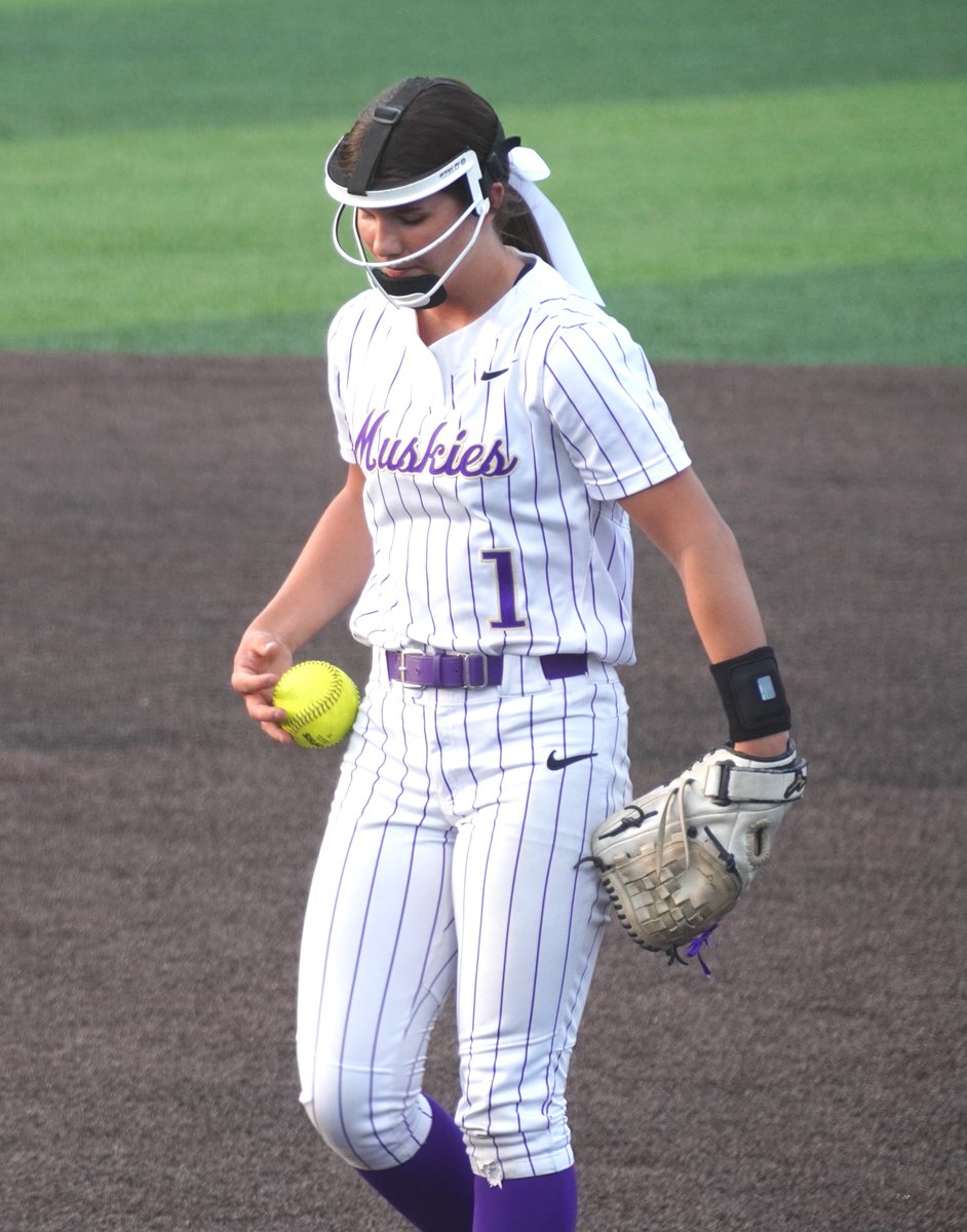 MuscatineCSD's tweet photo. Class 5A 9th-ranked MHS softball beat Clinton on Thursday night, 10-2 and 13-0. McKenna Hogan picked up the win in Game 2. Players signed posters afterward for the next generation of Muskies. 

MHS (6-1, 4-0 MAC) travels to 3A #2 Dubuque Wahlert on Friday night. https://t.co/5OcyQl6nSi
