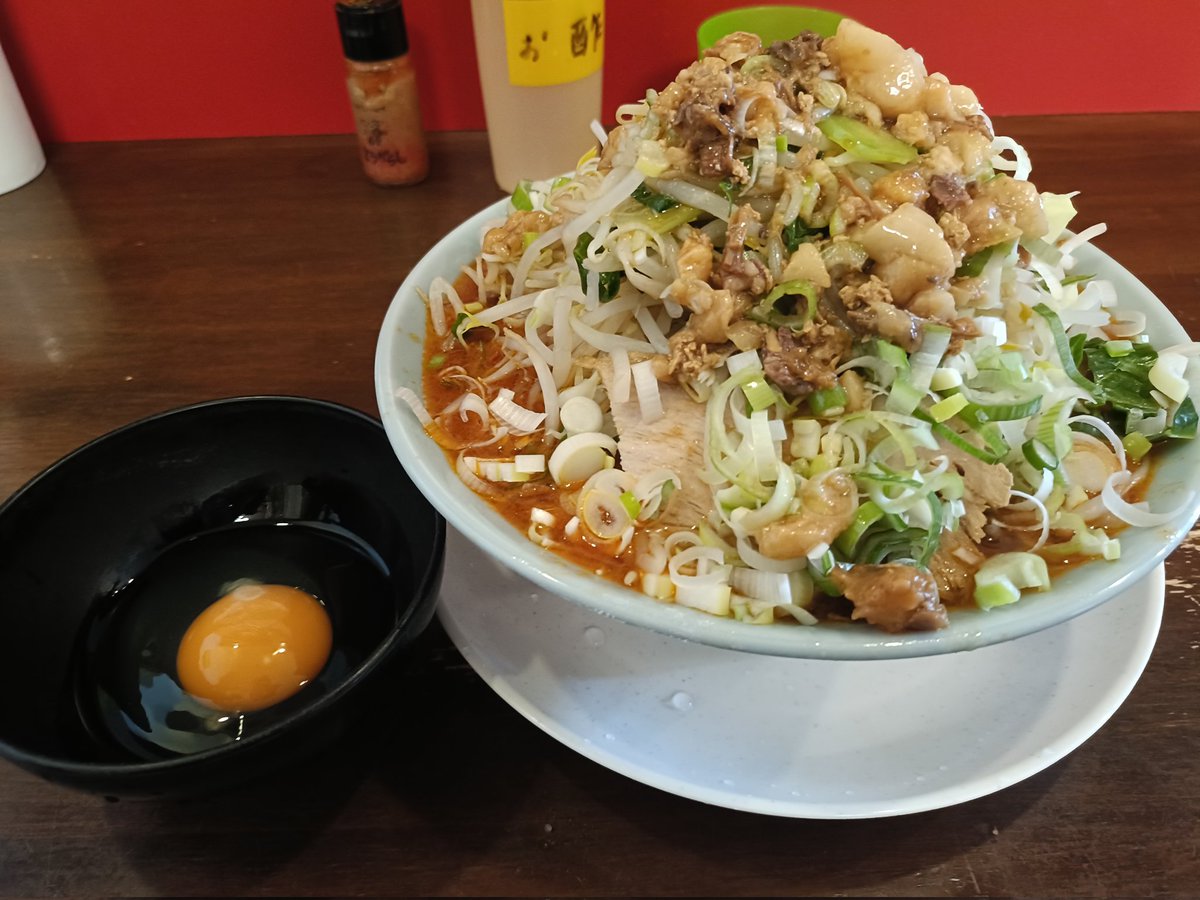 3105Sim2's tweet photo. □龍麺ふえ郎
○辛味噌ラーメン(200g)1,200円＋野菜50円＋味付き脂30円＋生卵100円＋ネギ100円⇨計1,480円

久々の辛味噌でしたが、美味すぎましたー！！🤤
濃い味のクセになるスープと、麺、野菜、脂の相性が最高！！

少し値段は張りますが満足度はそれ以上！
今日もごちそうさまでした🙏 https://t.co/AKkbrZskw0