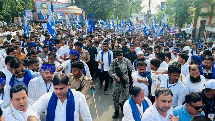 Chhotu___'s tweet photo. कल 4 जून से बिजनौर में सत्ता परिवर्तन यात्रा में उमड़े इस जनसैलाब ने सभी रिकॉर्ड तोड़ दिये 🔥

नगीना सांसद @BhimArmyChief चन्द्रशेखर आजाद के नेतृत्व में शुरू हुई यह यात्रा अब उत्तर प्रदेश की गद्दी पर जाकर ही रूकेंगी

चन्द्रशेखर आजाद पूरे विपक्ष के अकेले नेता हैं https://t.co/LR0R3qxtQm