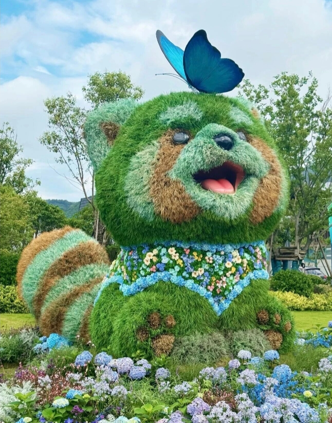 salima_han's tweet photo. A floral vest plus a butterfly on the head — so adorable it melts my heart. https://t.co/TPi8AVCMgU