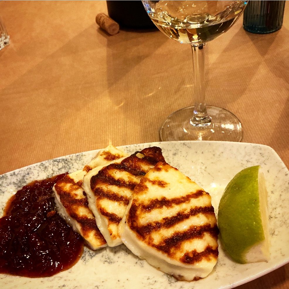 la_bottarga's tweet photo. ホメロスの出身地とされるキオス島のマステロという山羊のチーズをいただく。思わず笑みが溢れるほどウマい。グリルされており香ばしい焼き目、加熱されまろやかになった酸味、インパクトのある塩。シンプルだが飽きないおいしさ。クレタ島のキリッとしたアシルティコとも相性抜群。 https://t.co/etoqLtMHIp