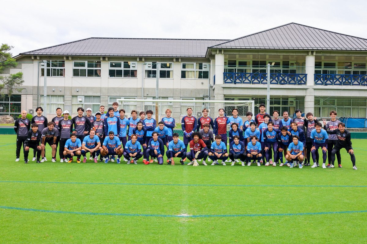 hollyhock_staff's tweet photo. 今日は今シーズン最後の全体トレーニングでした❗️

最後に半年間ともに戦った選手・スタッフのみんなで📸

明日は笑顔で締めくくれるよう、
ぜひスタジアムで一緒に戦ってください🐉

#アツマーレ
#水戸ホーリーホック https://t.co/k5HxokrWKA