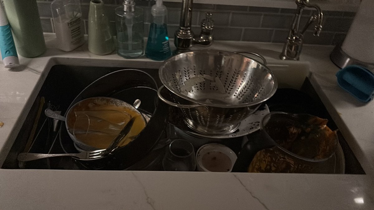 MichaelVicksDig's tweet photo. Do the dishes Mom! #lazy #itsjune https://t.co/C1p6oaTFHB