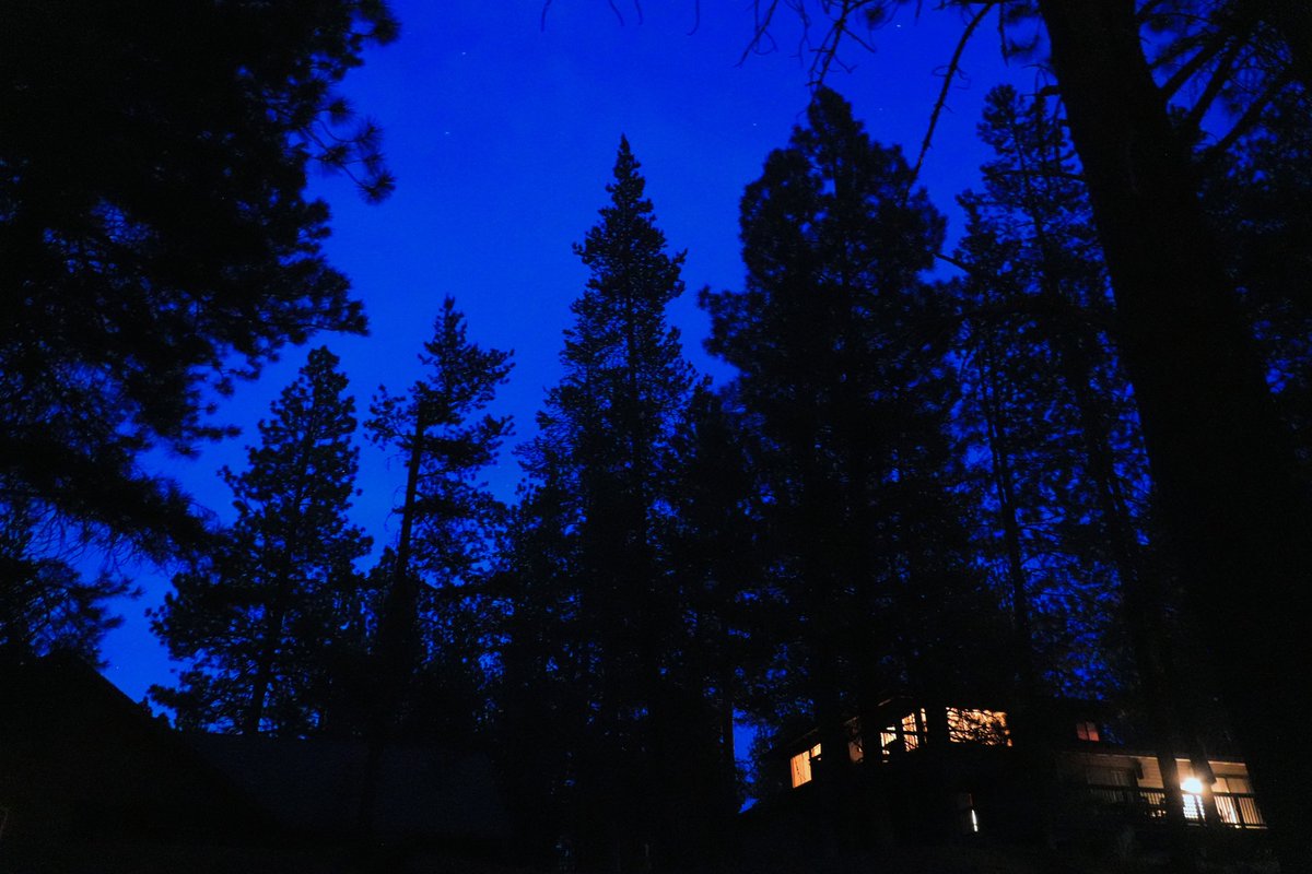 Samfan4Films's tweet photo. Sunriver, Oregon is beautiful at night.

I figured I'd try a little photography with my camera. https://t.co/HwTdg0mvUm