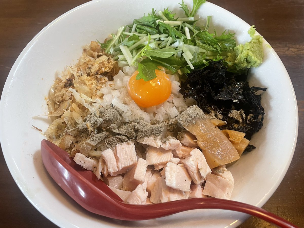 slamdank522's tweet photo. 昼飯は辛友と四代目むじゃきさんへ🍜2人とも六月限定「冷製煮干し油そば（山葵多め）」＋「半ライス」＋「水餃子や（LINEクーポン）」
冷製の気候じゃなかったけど、あまりにタレが美味しく思わず半ライスドボン😋⤴️⤴️⤴️👍
お腹いっぱいでごちそうさまでした🙏🏻　お店の雰囲気が一変してて✨💯 https://t.co/HH8jKwvCJd