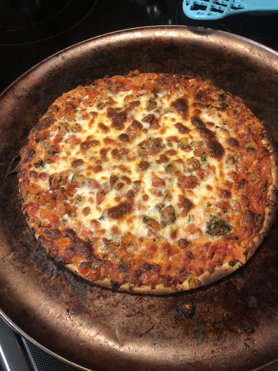 RFoxxe's tweet photo. @sanson_ganbaru This frozen pizza was about 700-800 yen, I threw extra cheese on it https://t.co/MPDsTXSwP9