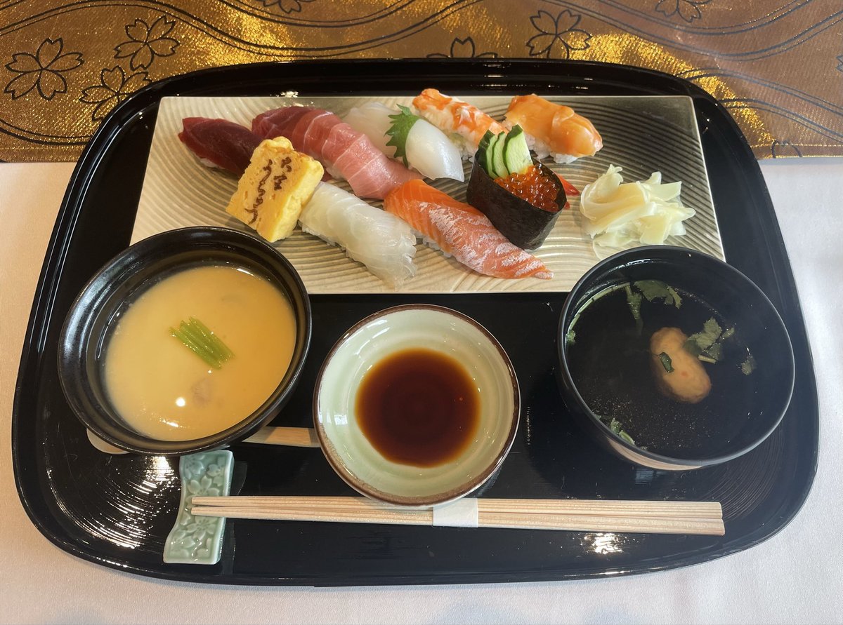 今日のランチは廻らないお寿司🍣。 美味しゅうございましたーーー