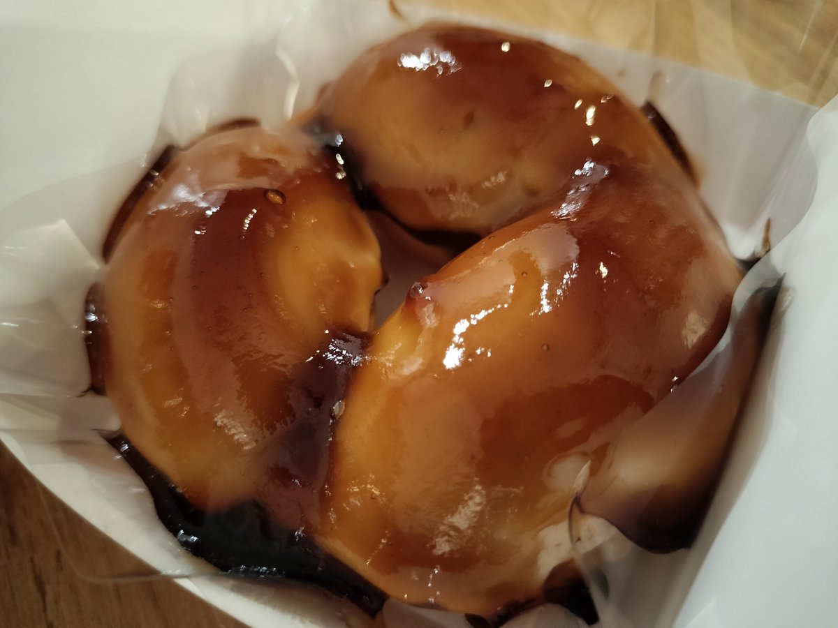 tabekueta's tweet photo. 話題のもっちゅりん

歯を入れると表面はドーナツのサクふわっとした食感かと思えば噛んだ瞬間につきたてのお餅！

ポンデがモチモチしたドーナツだとすればもっちゅりんはほぼ餅寄りのドーナツ

確かに新感覚でした https://t.co/qVxRqxZl4n