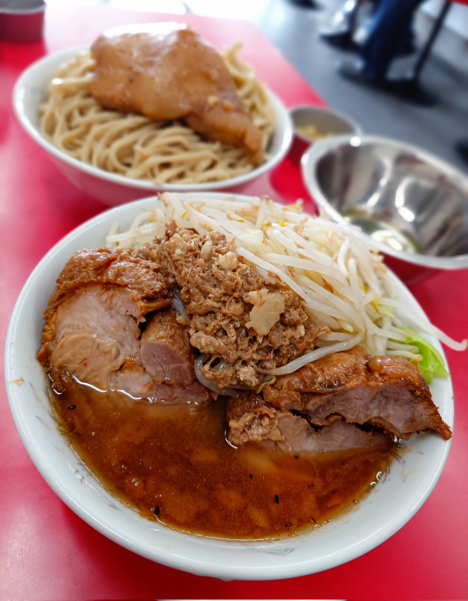 SHO05284559's tweet photo. 🍜ラーメン二郎 ひたちなか店
「茨城県ひたちなか市田彦」
⭕️小ラーメン（つけ麺変更YNA生たまごしょうがはんぺん脂
ヒタジの溢れんばかりのビジュ
巨大はんぺん脂おかずに野菜を、、
はい…もう唇てかてかですw
濃厚で酸味のあるつけ汁うまっ♡
豚もデカくて最高
しかし店主さんの接客が神レベルで🙏 https://t.co/4iEdr0M1MS