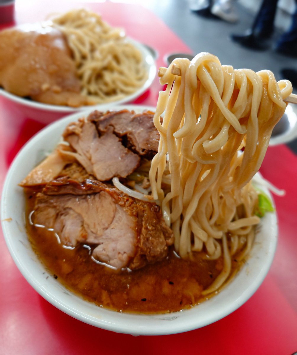 SHO05284559's tweet photo. 🍜ラーメン二郎 ひたちなか店
「茨城県ひたちなか市田彦」
⭕️小ラーメン（つけ麺変更YNA生たまごしょうがはんぺん脂
ヒタジの溢れんばかりのビジュ
巨大はんぺん脂おかずに野菜を、、
はい…もう唇てかてかですw
濃厚で酸味のあるつけ汁うまっ♡
豚もデカくて最高
しかし店主さんの接客が神レベルで🙏 https://t.co/4iEdr0M1MS
