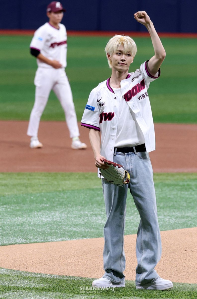 lifetime0911's tweet photo. 정현이의 시구 비하인드 ⚾️：

아 근데 시구～지구가.
몰라 근데 혼자 던질 때는.막상 던졌을 때는 기억이 뭔가 미화되는 거 뭔지 알지?기억이 미화돼가지고 던진 다음에 오 하면서 나와가지고 끝나고 나와가지고 오 나 스트라이크 던진 것 같은데 응네.나중에 영상 찾아보니까~그냥 볼이던데, 그냥 볼도 아니고.레전드 볼 일어서면서 잡으셨어. 도그 볼이라고 하시는데 그치 딱 도그 볼 정도.그래도 괜찮아요.그래도 막 최악은 아니었어.

지후가 저 놀렸어요.자긴 더 잘할 수 있대.그 다음에 한번 지켜보겠다고 했어요. 혹시 또 기회가 있을 수도 있으니까