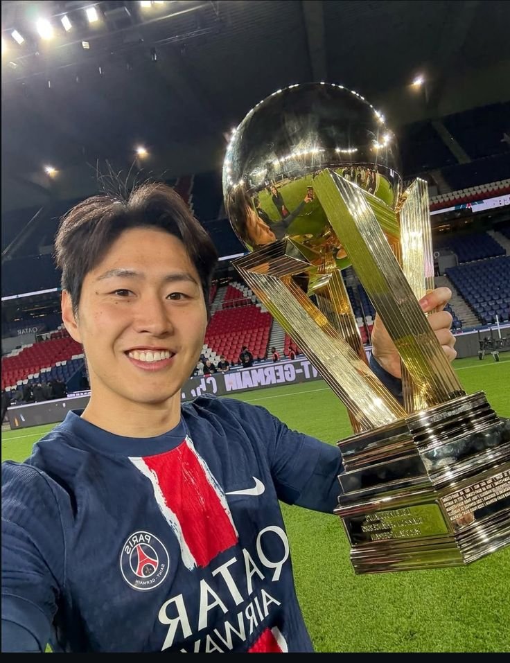 AtletiNationID's tweet photo. 💣🚨 BREAKING: Atlético Madrid sedang mengupayakan transfer Kang-in Lee dari PSG!

🇰🇷 Kang-in Lee merupakan SALAH SATU PRIORITAS UTAMA Mateu Alemany pada bursa transfer musim panas ini, dan sang pemain DIKABARKAN INGIN bergabung dengan Atlético Madrid.

💰 Atlético sepenuhnya sadar bahwa PSG akan meminta biaya transfer yang besar, namun mereka YAKIN bahwa Kang-in Lee layak untuk investasi tersebut.

⚽ Klub melihat transfer ini bukan hanya sebagai peningkatan kualitas skuad yang signifikan karena kemampuannya bermain di sayap maupun gelandang serang, tetapi juga sebagai langkah strategis di luar lapangan.

📈 Dengan popularitasnya yang sangat besar di Korea Selatan dan Asia, Kang-in Lee berpotensi menghadirkan sponsor baru, peluang komersial, dan memperkuat eksposur global Atlético Madrid di kawasan tersebut.

✈️ Secara paralel, Atlético juga mempertimbangkan tur pramusim ke Korea Selatan dengan harapan Kang-in Lee dapat menjadi daya tarik utama.

❗PENTING: Operasi Kang-in Lee BUKAN pengganti Julián Álvarez. Atlético ingin mewujudkan transfer ini TERLEPAS dari bagaimana situasi Álvarez berkembang. Dengan kata lain, kesepakatan Kang-in Lee akan tetap diupayakan BAIK DENGAN MAUPUN TANPA adanya perkembangan terkait Álvarez.

🎯 Tur Asia bisa terjadi atau tidak, tetapi TUJUAN UTAMA Atlético tetap sama: membawa bintang PSG tersebut ke Riyadh Air Metropolitano.

⚠️ Laporan media, belum ada kesepakatan maupun pengumuman resmi dari klub dan pemain.

📰@marca