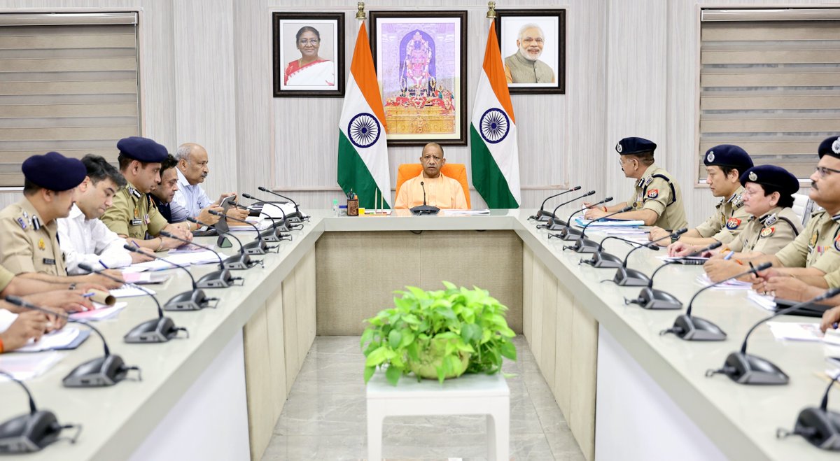 Dgpacup's tweet photo. गहन समीक्षा की गई एवं समयान्तर्गत गुणवत्ता पूर्ण निर्माण कराने हेतु निर्देशित किया गया l
प्रस्तुति के दौरान पीएसी में ICCC एकीकृत कमान और नियंत्रण केंद्र (Integrated Command and Control Centre) के सम्बन्ध में रखे गए प्रस्ताव की सराहना करते हुए माननीय जी द्वारा... https://t.co/43OxQ6PYxQ