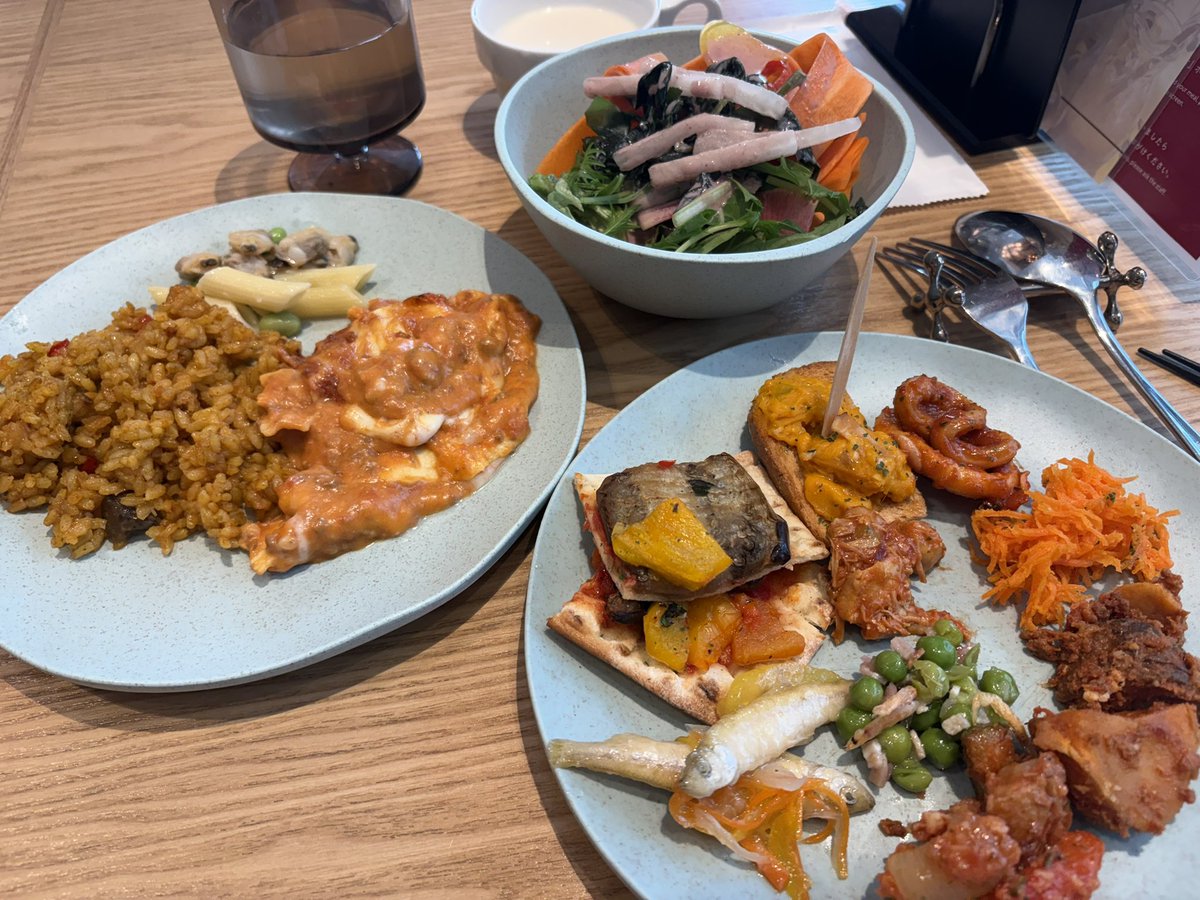 cherryno45's tweet photo. 大井町トラックスの《リザラン》というスペイン料理のブッフェに初来店♪
聞いた事ないお料理盛り沢山だったけどどれも美味しかった😊
地中海の香り〜❣️

ナンバーワンはパンナコッタかな✨
チュロスもティラミスも良かったけど♪（デザートばっか😆） https://t.co/sFcYRIxPqr