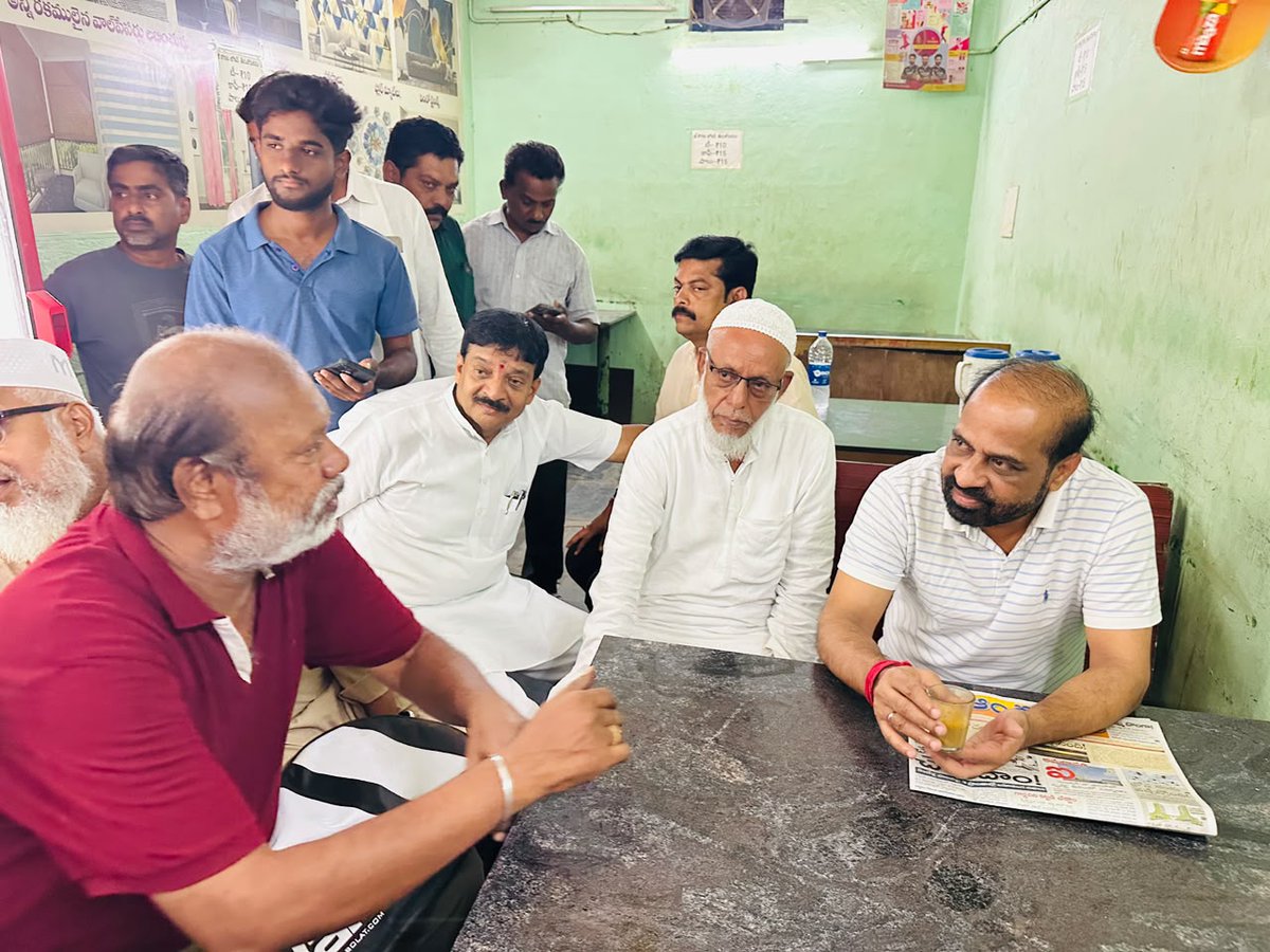 satyakumar_y's tweet photo. ధర్మవరం పట్టణంలో మార్నింగ్ వాక్‌లో భాగంగా స్థానిక ప్రజలతో కలిసి టీ తాగుతూ.. 

#Dharmavaram
#MorningWalk
#MadeenaChaiMahal
#PublicInteraction
#PeopleFirst
#AndhraPradesh https://t.co/LiHmYziJ0T
