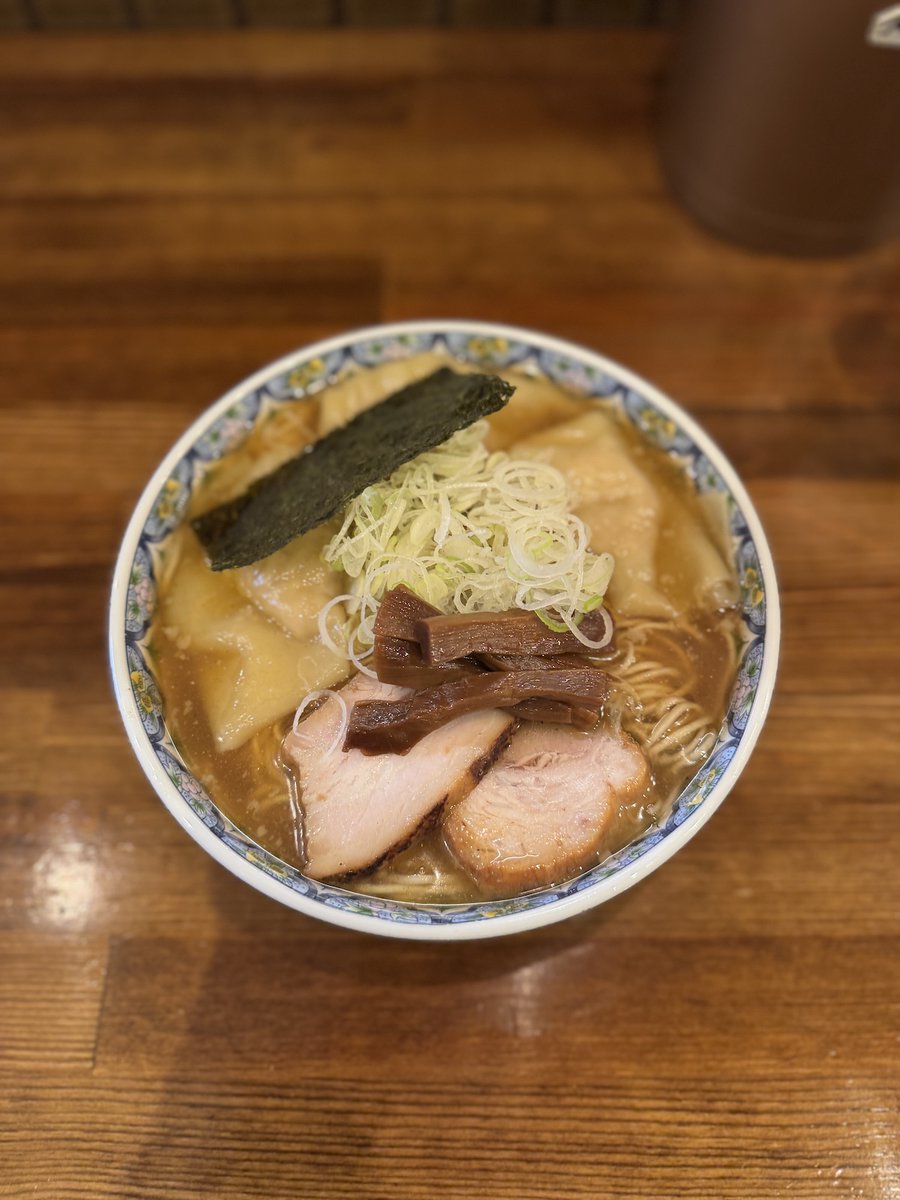 ramentry's tweet photo. TRY名店審査員かずま氏の連載
「新店部門受賞店の現在地」が更新！

TRY三冠達成‼️
第25回のTRYで新店の頂点に立った
東京・下丸子の『奈つやの中華そば』が登場😆

予約開始時刻は7時28分！【な・つ・や】？

「奈つやのもちもち雲呑中華そば」は
贅沢かつ満足度の高い一杯🍜
https://t.co/yQ7hq0njPr https://t.co/uMENuZ9lrH