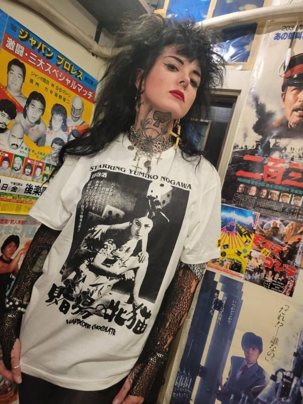 HARDCC's tweet photo. 😻🎲ハードコアチョコレート×日活で実現したのがそう！この「賭場の牝猫」！🎲😻
日本、いや世界が驚く野川の勇姿を見よ！
フロントでもバックでも最高の恰好良さが貴方を襲う！
作品を観てなかったら今すぐ見よ、ファンなら着る用保存用で二枚ゲットだ！
最強の賭場Tシャツ、ここに誕生だ！ 
https://t.co/YeuAfZRhNi