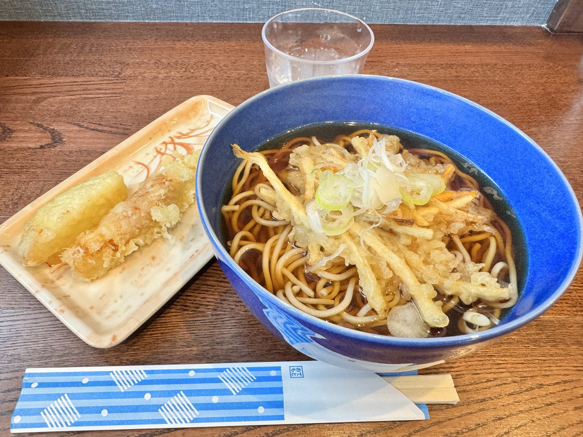 ohsuka's tweet photo. お昼は福島駅近くの「立ち食いそば倉吉」へ〜🥢ごぼう天そば（温）480円＋日替り天ぷら120円です。製麺所が提供するお店で、大盛りは＋50円とお財布に優しい👛
こむこむ目の前なので、立食いで抱っこ紐ママ👩もいける。歩くようになると無理かな。盛りそばは600円で300gオーバーと、腹パンになりそう😂 https://t.co/gqx7Vo5UEj