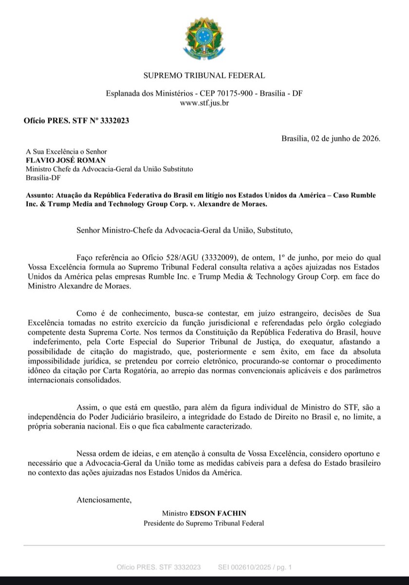 jpmachadorocha's tweet photo. Fachin enviou ofício à AGU autorizando-a a defender "o Estado brasileiro" (que não é parte) na ação da Rumble e da Trump Media contra Alexandre de Moraes, na Florida.

Olha o tamanho da cara de pau do PRESIDENTE DO STF. Moraes está sendo processado, entre outras coisas, por ter IGNORADO os canais regulares para citação e intimação de pessoas e empresas no estrangeiro, ou seja, pelo envio de carta rogatória ao país de destino. Em lugar disso, "intimou" a Rumble POR E-MAIL.

Nesse contexto, o Fachin me solta essa pérola:

"Nos termos da Constituição da República Federativa do Brasil, houve indeferimento, pela Corte Especial do Superior Tribunal de Justiça, do exequatur, afastando a
possibilidade de citação do magistrado, que, posteriormente e sem êxito, em face da absoluta
impossibilidade jurídica, se pretendeu por correio eletrônico, procurando-se contornar o procedimento idôneo da citação por Carta Rogatória, ao arrepio das normas convencionais aplicáveis e dos parâmetros internacionais consolidados."

Fachin, não entendi. Você é fã ou hater do Moraes? "Se pretendeu por correio eletrônico, procurando-se contornar o procedimento idôneo da citação por Carta Rogatória, ao arrepio das normas convencionais aplicáveis e dos parâmetros internacionais consolidados"?!

Está reconhecendo que o Moraes agiu "ao arrepio da lei" então?! Pois não foi JUSTAMENTE isso que ele fez?!