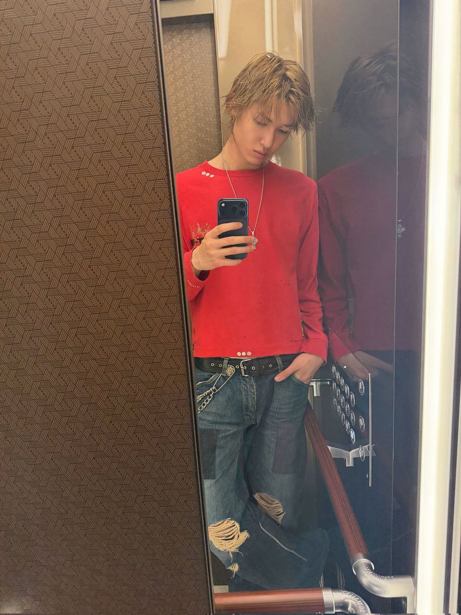 zhaoyufancokr's tweet photo. [260605] #MARTIN #마틴 Weverse Post

“🤓 mirror everywhere” https://t.co/ztZnWWPxwg