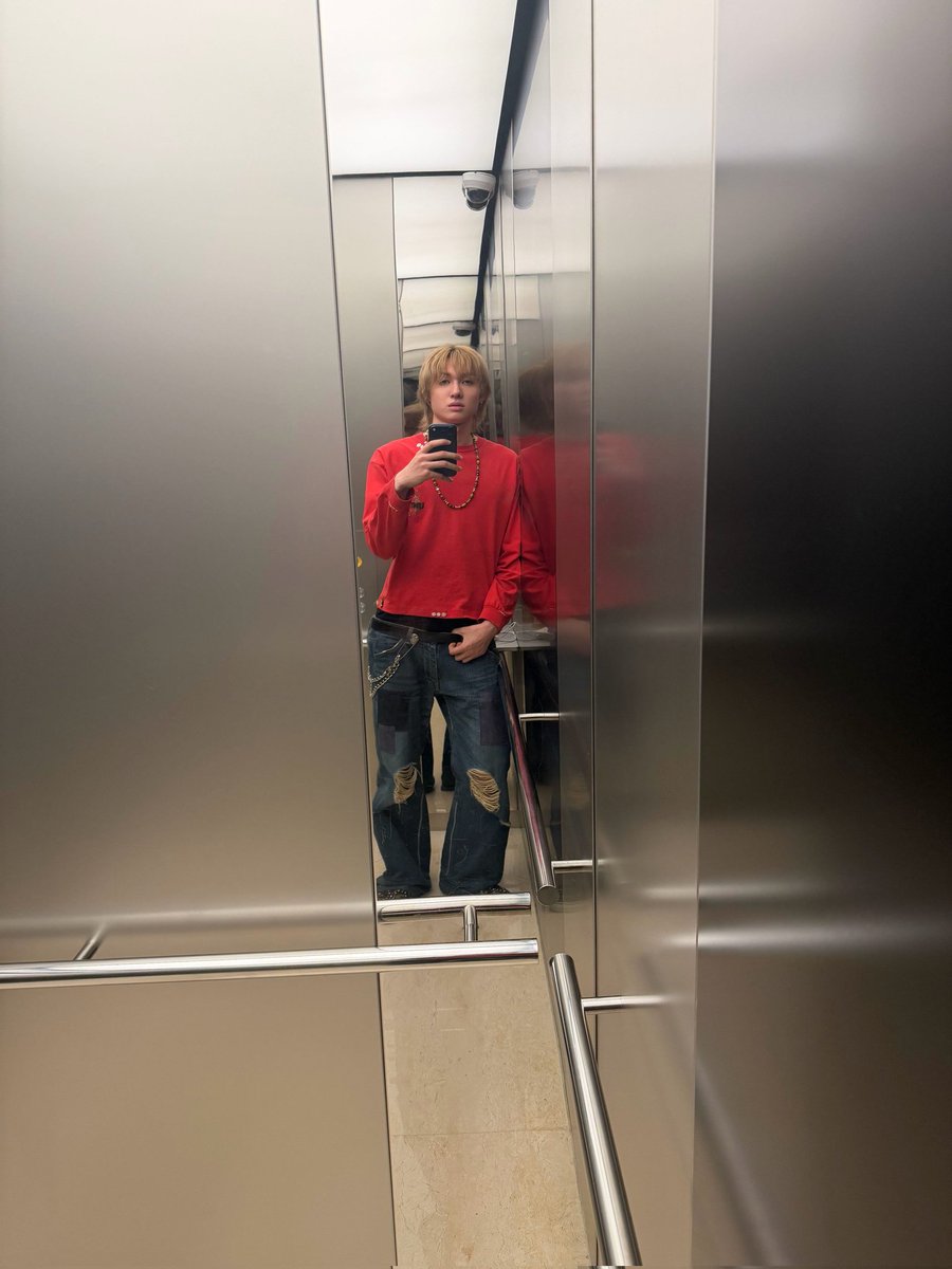 zhaoyufancokr's tweet photo. [260605] #MARTIN #마틴 Weverse Post

“🤓 mirror everywhere” https://t.co/ztZnWWPxwg