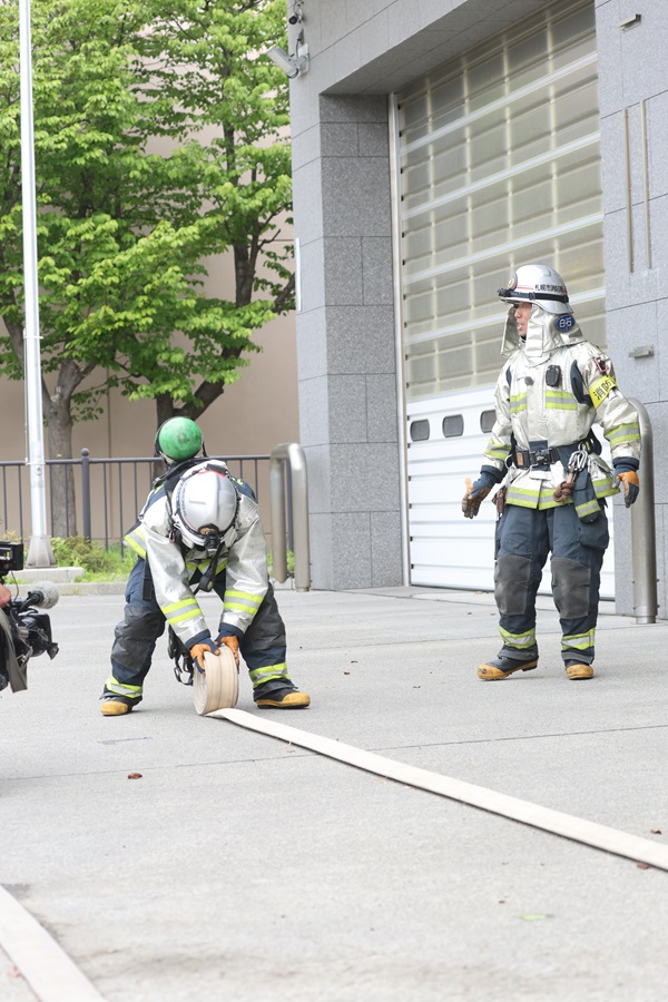 Sapporo_FB's tweet photo. STV「どさんこWEEKEND」に札幌市消防局が登場🚒
 
上杉周大さんが、消防士の訓練にチャレンジしてくれました！🔥
私たちが市民の皆さんの安全・安心を守るためにどのような訓練を重ねているのか知っていただける内容になっています！
 
STV「どさんこWEEKEND」
６月６日(土)　午前９：２３～放送予定 https://t.co/9W9vc5TLcx