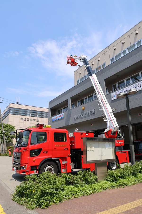 Sapporo_FB's tweet photo. STV「どさんこWEEKEND」に札幌市消防局が登場🚒
 
上杉周大さんが、消防士の訓練にチャレンジしてくれました！🔥
私たちが市民の皆さんの安全・安心を守るためにどのような訓練を重ねているのか知っていただける内容になっています！
 
STV「どさんこWEEKEND」
６月６日(土)　午前９：２３～放送予定 https://t.co/9W9vc5TLcx