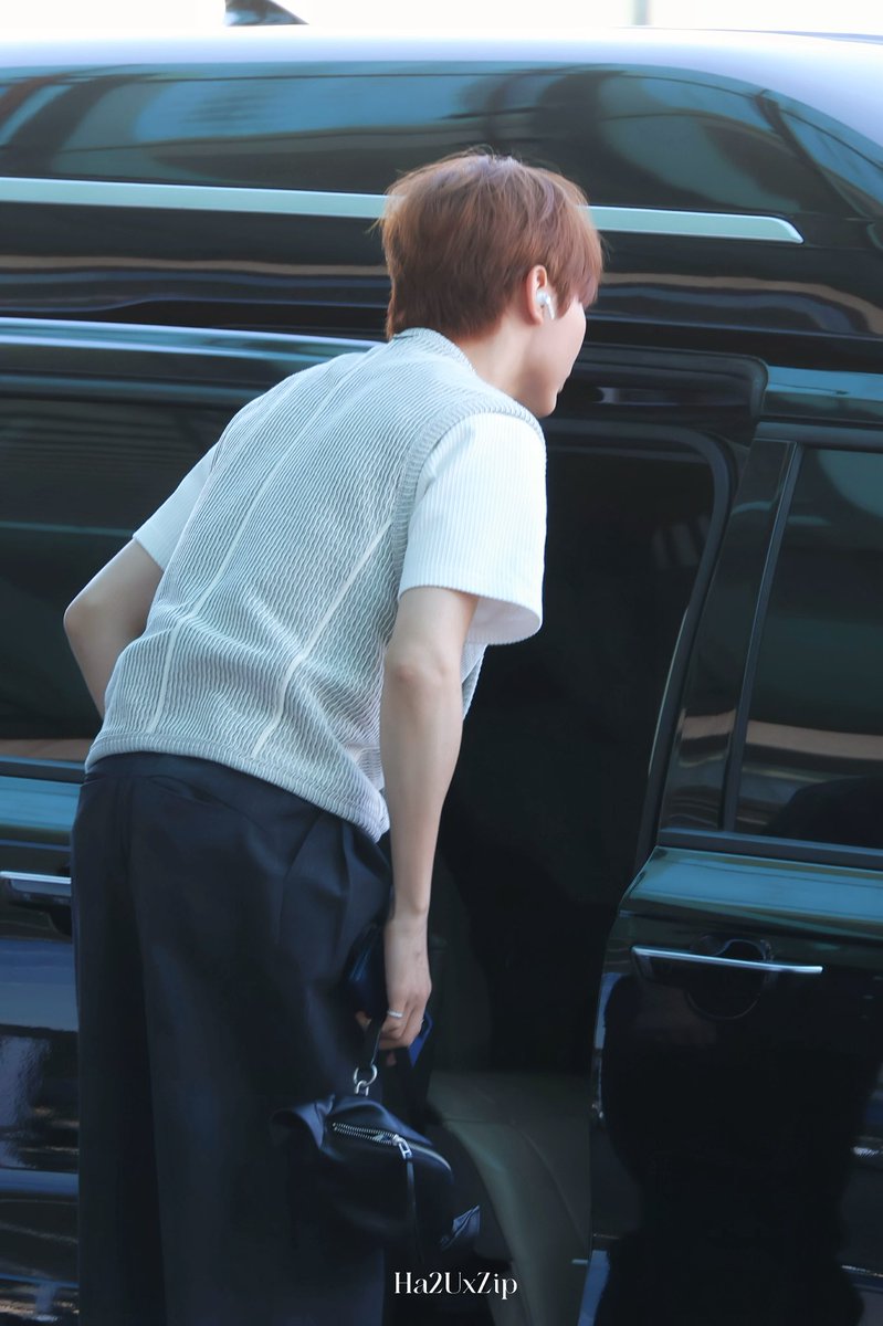 Ha2UxZip's tweet photo. #승관 #SEUNGKWAN
#세븐틴 #SEVENTEEN
🇰🇷➡️🇲🇴 https://t.co/lXBqENLg55