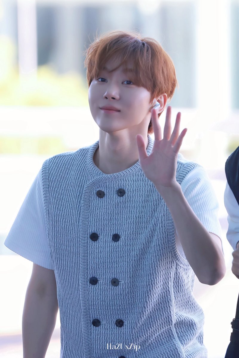 Ha2UxZip's tweet photo. #승관 #SEUNGKWAN
#세븐틴 #SEVENTEEN
🇰🇷➡️🇲🇴 https://t.co/lXBqENLg55