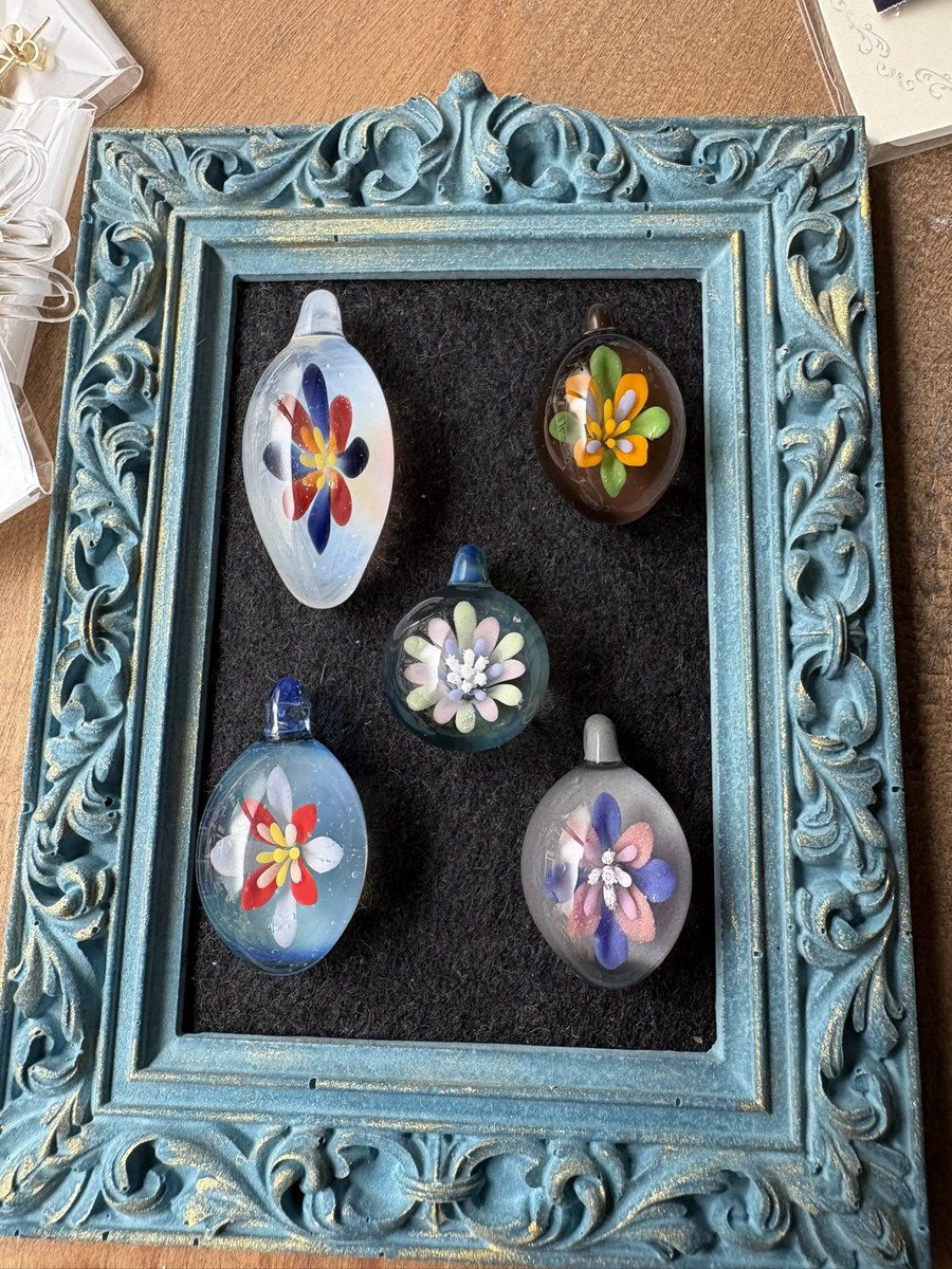 village_glass's tweet photo. ペンダントたち。

#ボロシリケイトガラス #ハンドメイド https://t.co/7lFZaERqiD