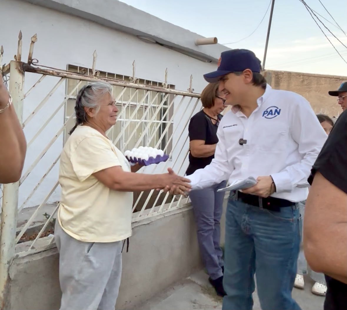 GildardoReal's tweet photo. Hoy recorrimos la colonia Emiliano Zapata para escuchar de cerca a las familias, conocer sus necesidades y convivir con niñas, niños y jóvenes que comparten la pasión por el fútbol. ⚽💙

Junto a mis amig@s @celyaldana ,  @LuisEstevane , @AlexRomeroAyala y nuestros amig@s panistas, seguimos construyendo comunidad y trabajando por un mejor futuro para Sonora.

#PorTuFamilia #ElPANEstáAquí #SomosElCAMBIO