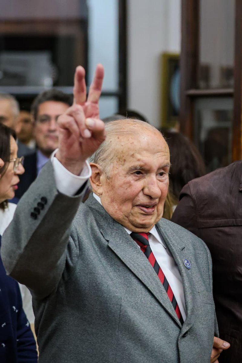 TeresitaMadera's tweet photo. Vivimos un momento profundamente emotivo en la Legislatura al reconocer en vida al Dr. Lázaro “Nene” Fonzalida, un hombre que hizo de la política una verdadera vocación de servicio.

Su trayectoria, su compromiso con la democracia y su respeto por las personas son un ejemplo para las nuevas generaciones ❤️👏🏼