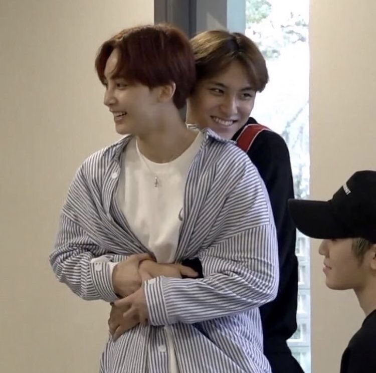 chaotic_ism's tweet photo. kim mingyu being yoon jeonghan's favorite belt since 2015 https://t.co/UFs3Ax9jtE