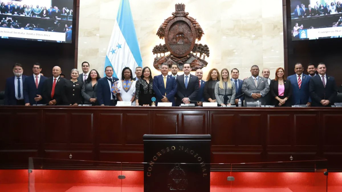 Russel_garay's tweet photo. Esto es lo que ha aprobado el Congreso Nacional del bipartidismo:

1. Ampliación de exención de impuestos al RIT
125 empresas llevan 41 años sin pagar impuestos. Se les regaló 5 años más de exoneración. El Estado dejará de recibir más de 20 mil millones de lempiras sin que ninguna de esas empresas esté obligada a crear un sólo empleo nuevo.

2. "Venta" del avión presidencial
El avión lo compró JOH en 2014 con fondos de seguridad, de forma irregular y sin documentación legal. Sin título de propiedad, el Estado no puede venderlo.

3. Expansión de la UNAH sin plata
Aprobaron llevar la universidad a 8 departamentos nuevos, pero le recortaron el presupuesto en más de 1,400 millones de lempiras. Cuando los estudiantes salieron a protestar los reprimieron y disparon para cegarlos.

4. Emergencia en salud para privatizar los hospitales
El decreto permite compras directas, fideicomisos y contratos con empresas privadas para atender a los pacientes. Al mismo tiempo detienen la construcción de los hospitales del gobierno de la refundación para garantizar la privatización.

5. Ley para despedir empleados públicos
Le dieron al Ejecutivo la facultad de suprimir instituciones y despedir a quien quiera, por "razones presupuestarias". Más de 14 mil personas perderán su empleo por esta reducción.

6. Reglamento disciplinario del Congreso para eliminar la protesta 
Aprobaron descontar el salario a diputados que realicen protestas para silenciar a la bancada de Libre. 

7. Ley de empleo por hora
Desde que se aprobó en marzo, sólo ha generado 50 empleos. Lo que sí logró: que los trabajadores puedan ser contratados por menos horas, con menos derechos y sin garantía de trabajo estable.

8. Presupuesto 2026 con recortes a lo que más importa
El presupuesto aprobado recorta fondos en al menos 64 instituciones. La mayor reducción va en los neneipara el pueblo: programas sociales, educación, subsidios en energía y bono tecnológico.

9. Emergencia en el IHSS para volver a los fideicomisos
Declararon emergencia en el seguro social y autorizaron que sus fondos sean manejados por fideicomisos. El mismo esquema que entre 2010 y 2014 permitió que el Partido Nacional saqueara más de 6,399 millones de lempiras del seguro social para financiar sus campañas electorales.

10. Placas vehiculares sin licitación
Autorizaron comprar más de 900 mil placas por contrato directo, sin concurso público. La empresa favorecida es la misma alemana que contrató Ebal Díaz en 2015. En ese entonces las placas costaban 250 lempiras. Ahora costarán el doble.

11. Premio a las consejeras del fraude electoral
Aprobaron reformas a la Ley Electoral para que las consejeras del CNE puedan pedir licencia y recibir cargos diplomáticos como pago por su fraude.