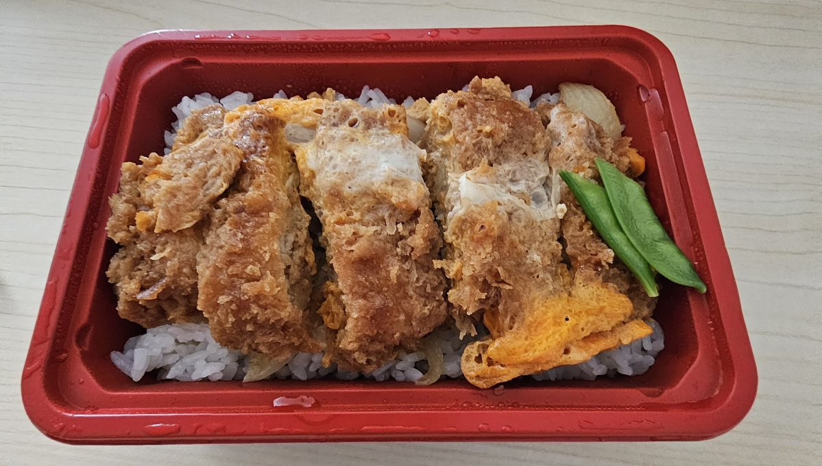 silverreader's tweet photo. カツどーーん
あれ？水曜日も食べたな… https://t.co/VZ3pWNrdaA