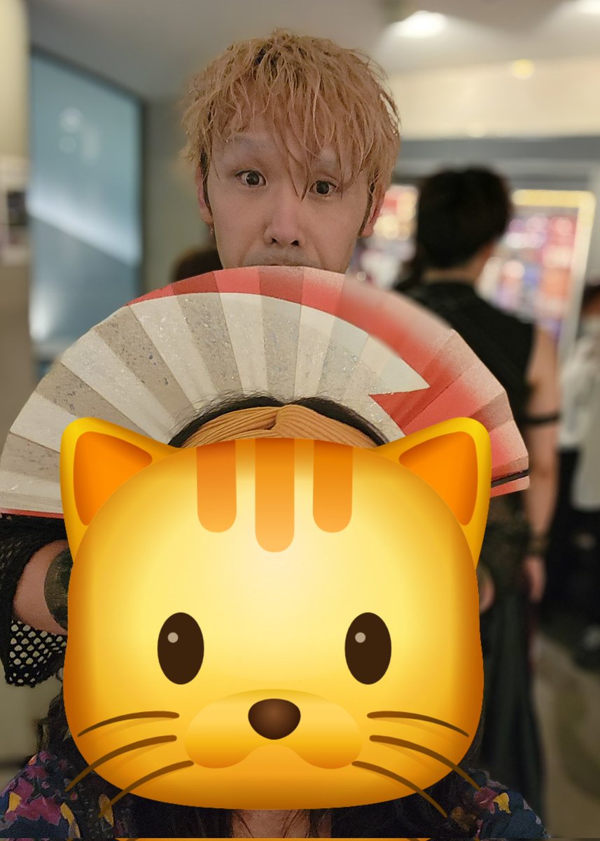 miwatakemiwa's tweet photo. ほんま、かっこ良くて楽しくって。
最後の最後に、キャーキャーなった。
まさかまさか、いっぱい出てきて。
年甲斐もなく、ピョンってなった。

もうやらないって決めたのに、ぎんちゃんごめんね。

可愛いにっしーが、ツムツムしてくれた🩷

#宴 
#シャチさんもいてたよ🩷
#テンポハーバーシアター https://t.co/znlCJUdbO5