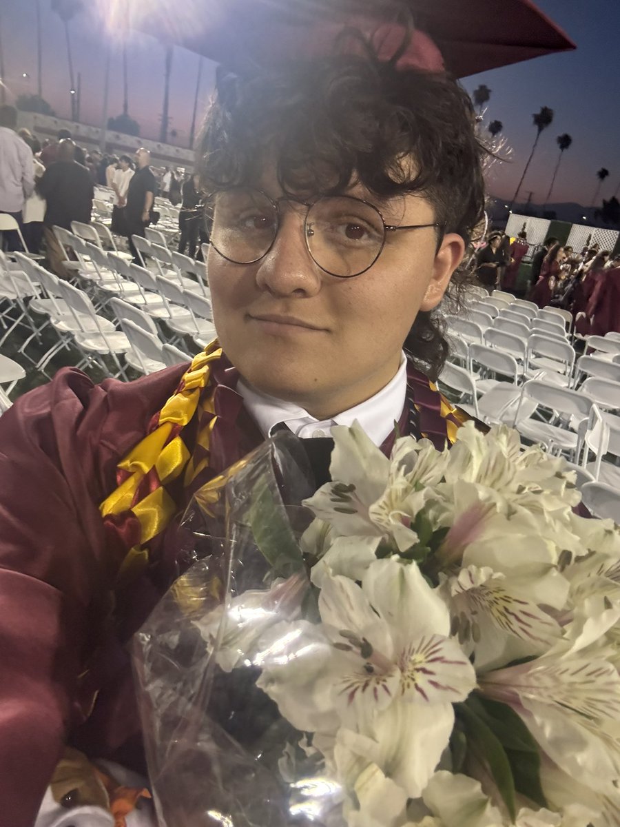 cherrygutpie's tweet photo. i just graduated ,,, https://t.co/ubkRmhkIJo