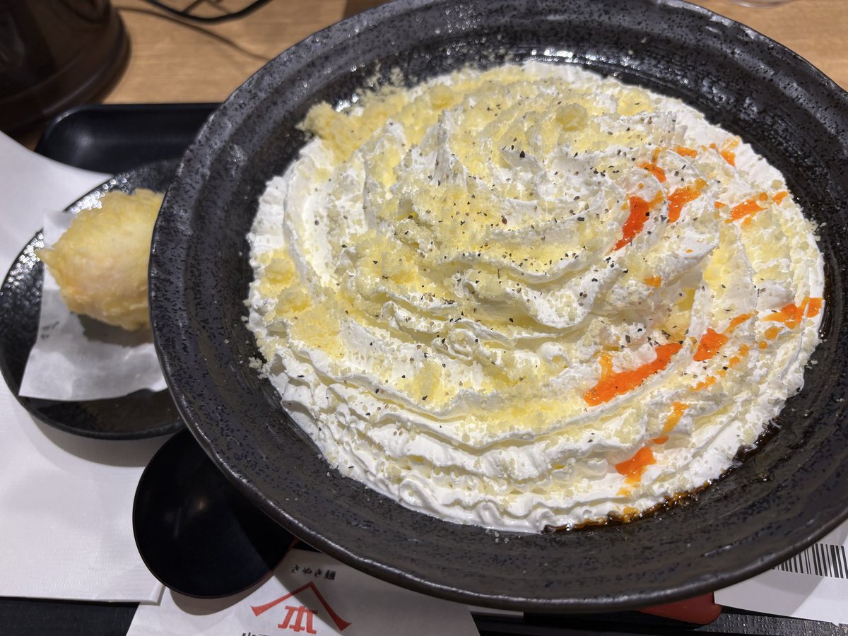 0608narimiya's tweet photo. ずっと気になってるけどなかなか食べる機会がなかった、山下本気うどんの「白いクリームチーズカレーうどん」
見た目のインパクトすごい！！✨
クリームの下は牛すじカレースープ！マイルドなカレーうどん美味しく頂きました💋 https://t.co/jMq693ZoNg