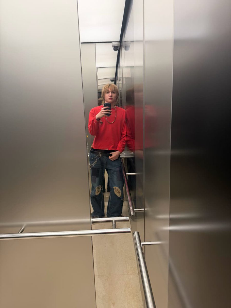 MartinEdwardsID's tweet photo. 260605 | Martin Weverse Update

🤓 kaca dimana mana

#마틴 #MARTIN #CORTIS #코르티스 https://t.co/PnDirVvyc6