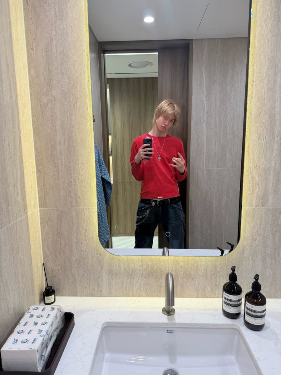 MartinEdwardsID's tweet photo. 260605 | Martin Weverse Update

🤓 kaca dimana mana

#마틴 #MARTIN #CORTIS #코르티스 https://t.co/PnDirVvyc6