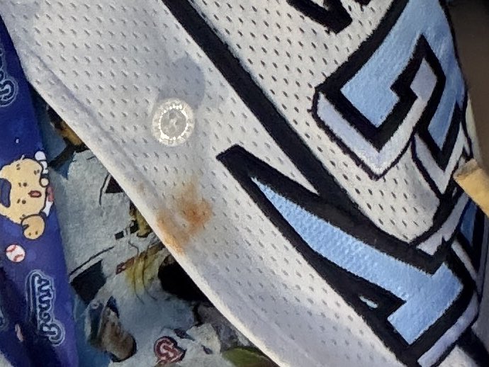 doosthsan's tweet photo. 제 떡볶이 양념 개크게 묻은 망곰니폼 같이 갔던 한화팬 지인의 심폐소생술로 되살아나서 공익성 글 남깁니다. 저같이 불미스러운 일을 겪은 분들에게 도움이 되길(꒦ິ⌓꒦ີ)
조건 : 어센틱 / 7시간 경과 / 물티슈(현장)>물>주방세제>세탁비누 순으로 먼저 해봤는데 선명한 빨강~주황+얼룩 자국 남았음 https://t.co/NeLk0dTiYi
