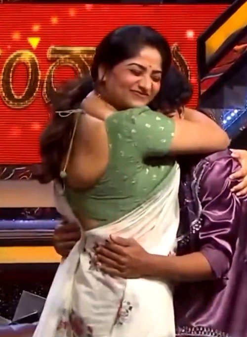 Soundaryaveriy1's tweet photo. When mom is too extrovert and my friends take the full advantage https://t.co/e9rg8Hu5ZR