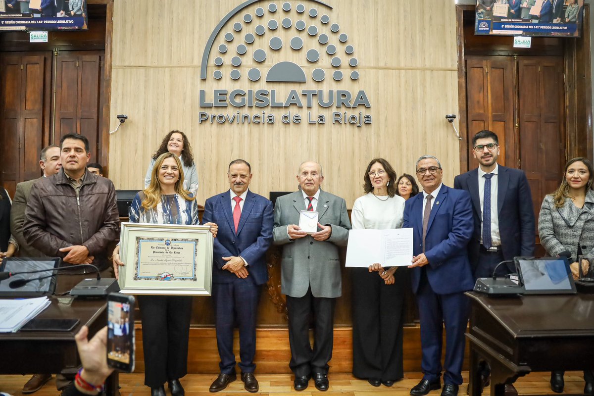 LegislaturaLR's tweet photo. La Legislatura de La Rioja homenajeó en al Dr. Lázaro “Nene” Fonzalida, reconociendo su trayectoria, compromiso con la democracia y vocación de servicio. 

Recibió las distinciones “Monseñor Angelelli” y “Personalidad Ilustre” 👏🏽🏛️

📲 Nota completa en nuestra web https://t.co/ubrKhTwQzm