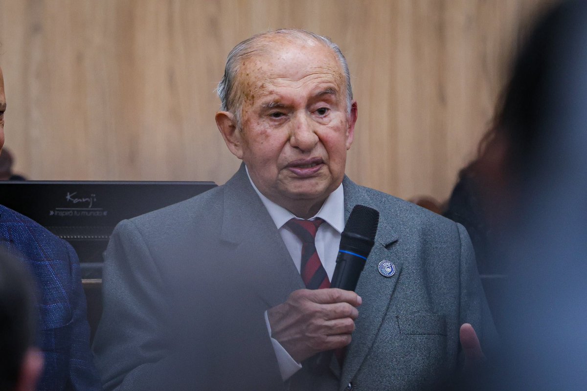 LegislaturaLR's tweet photo. La Legislatura de La Rioja homenajeó en al Dr. Lázaro “Nene” Fonzalida, reconociendo su trayectoria, compromiso con la democracia y vocación de servicio. 

Recibió las distinciones “Monseñor Angelelli” y “Personalidad Ilustre” 👏🏽🏛️

📲 Nota completa en nuestra web https://t.co/ubrKhTwQzm