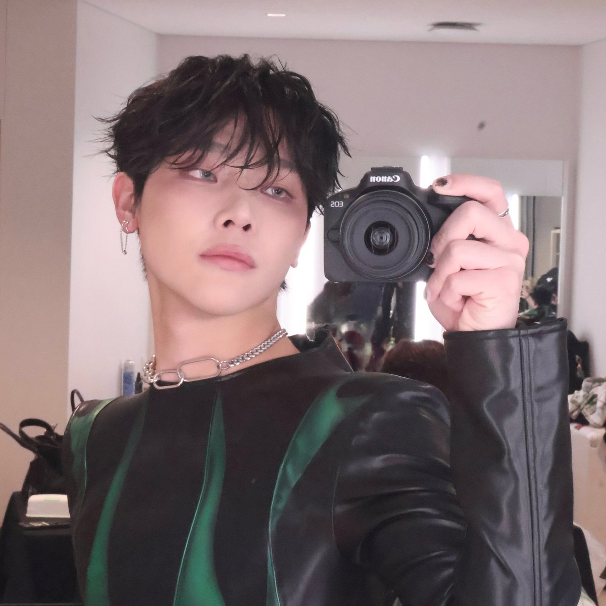minisodeweno's tweet photo. someone at the fansign yesterday asked fuma about his weverse profile picture and he said nico took it 🥹🫶 he thought it turned out nice so he changed his pfp right away! 

and bc the quality is so nice i assume it was taken with this dslr seen in nico's nagoya photo dump? 😽📸 https://t.co/334391NfGU