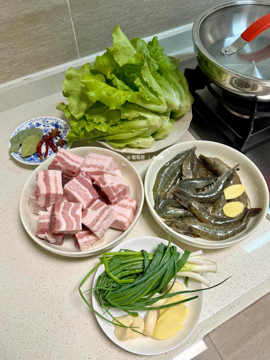 Amitfghsda's tweet photo. 本日のメニュー：豚バラ肉の煮込み、エビのゆで物、ベビーレタスのゆで物🥬 https://t.co/RCNuN5snmQ